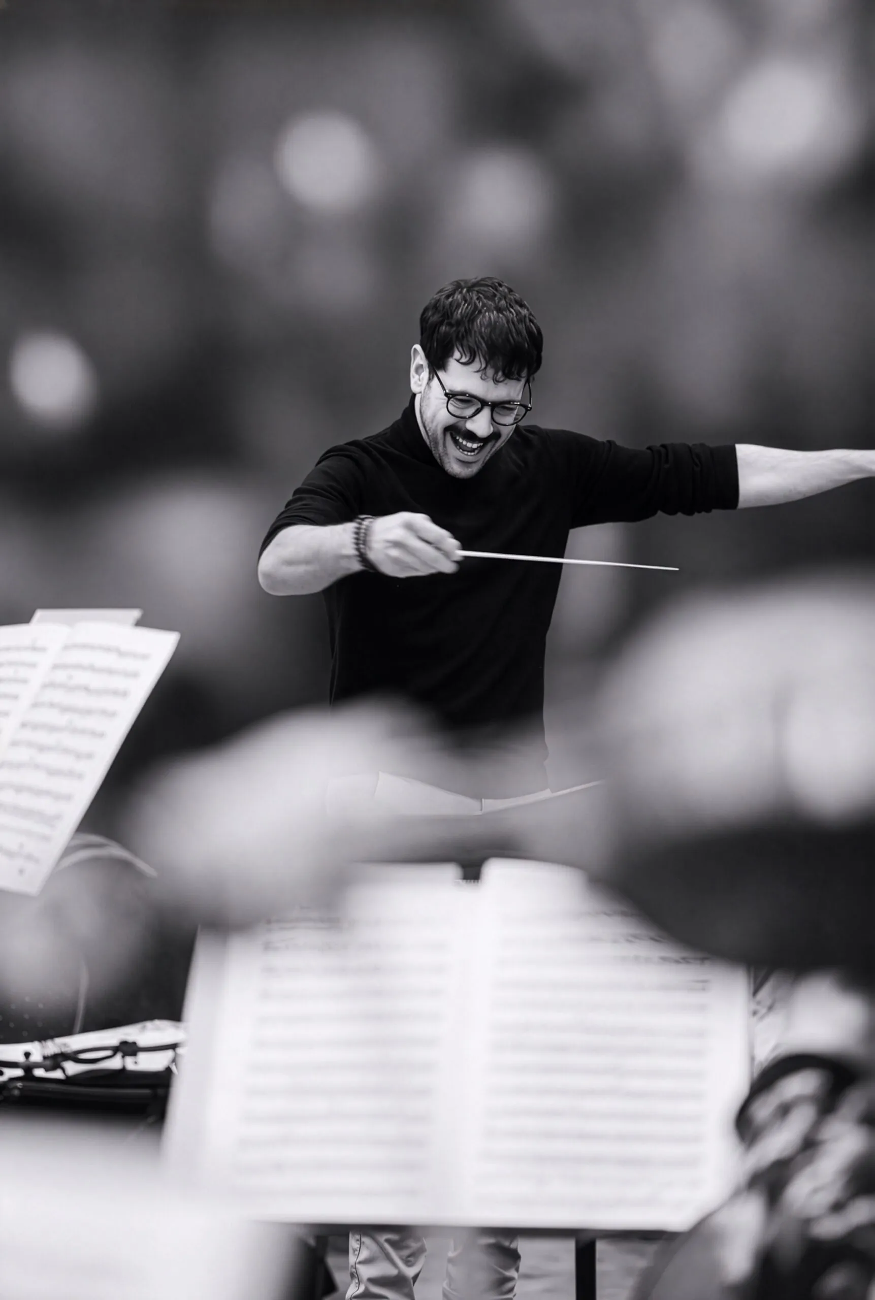 Federico Bresciani conducting, energetic gesture with baton