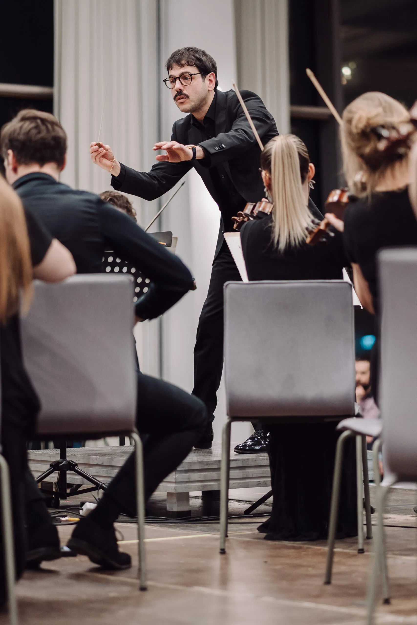 Federico Bresciani conducting, close-up gesture